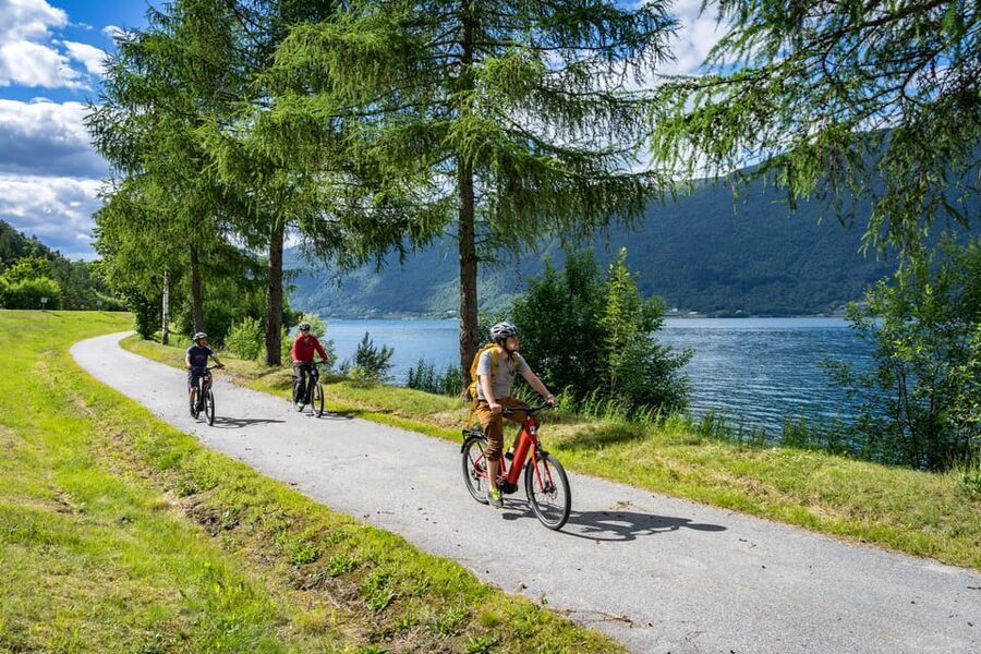 Andalsnes: Bike & Hike Adventure to Litlefjellet Summit - Starting in Åndalsnes with a safety briefing