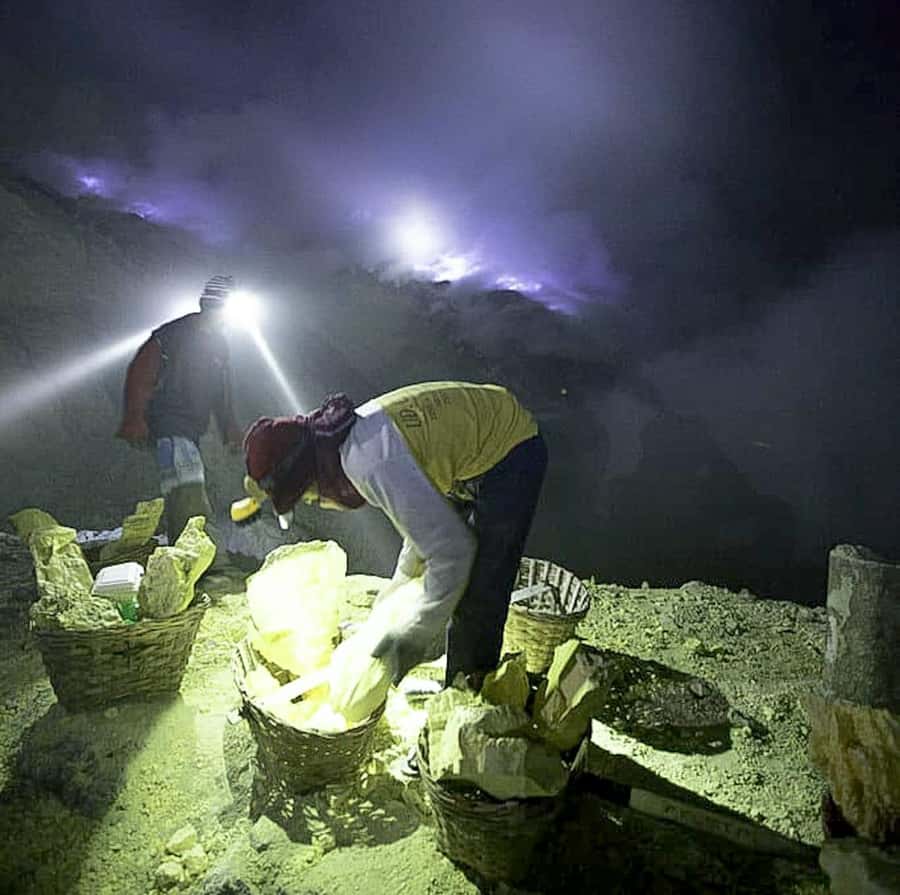 Bali or Banyuwangi: Mount Ijen Blue Fire Hiking - Meeting the sulfur miners