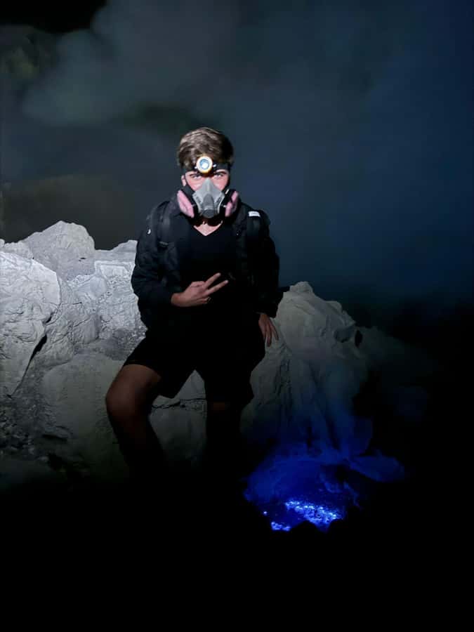 Banyuwangi : Mt Ijen Hike, Blue Fire & Panoramic Lake Guided - Descending into the crater for blue fire and miners