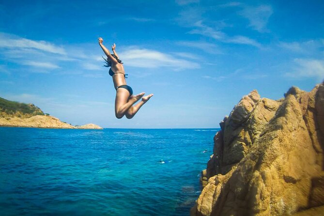 Barcelona: Costa Brava Easy Hike, Snorkel, Cliff-Jump & Meal - Starting at a quiet golden-sand cove