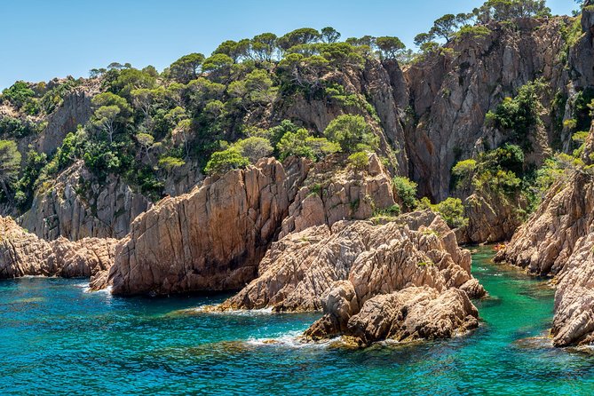 Barcelona: Costa Brava Easy Hike, Snorkel, Cliff-Jump & Meal - Reaching Sant Pol and the broad family beach