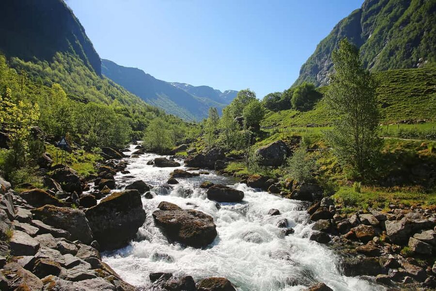 Bergen: Easy Hike to Bondhus Glacier Lake & Rosendal Visit - Rosendal: lunch before the main walk