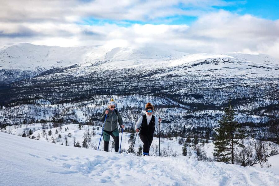 Bergen: Snowshoe Hike - Fitting snowshoes and learning the basics