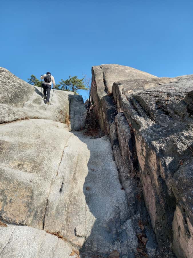 Bukhansan mountain hiking tour - 6 hours - Bibong Peak and Samobawi Rock