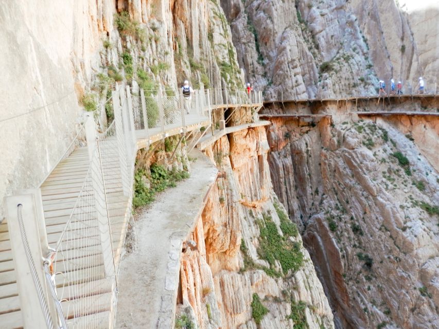 Caminito del Rey: Guided Hiking Tour with Entrance Tickets - Why the Caminito del Rey feels thrilling without being reckless
