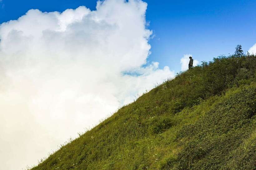 Chiang Mai: Doi Inthanon Park Tour & Kew Mae Pan Trail Hike - The Hmong market and Karen village visits