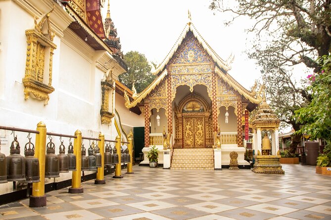 Chiang Mai - Doi Suthep Temple & Wat Pha Lat Hike - The songthaew ride is useful, but not polished