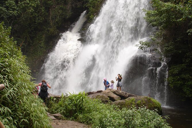 Doi Inthanon National park and 2 hours hiking with private tour - Wachiratan Waterfall and the first big views