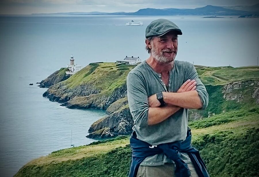 Dublin: Dublin Coastal Hike and Pints & Puppies - From the station to Howth’s coastal paths