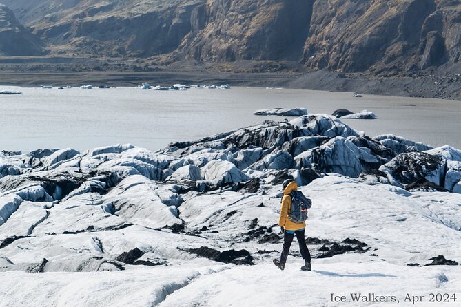 Easy Hike on Sólheimajökull glacier - Meeting at the car park and getting ready