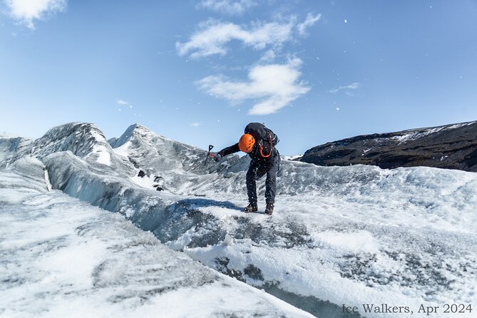 Easy Hike on Sólheimajökull glacier - The 20-minute walk to the glacier