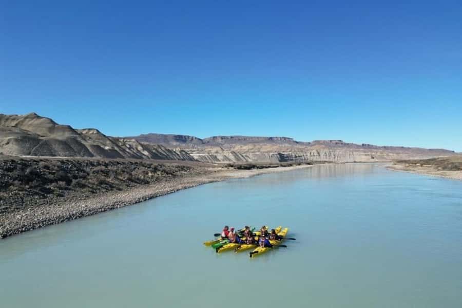 El Calafate: Kayak and Hike La Leona River Tour - Leaving the kayaks for a steppe hike