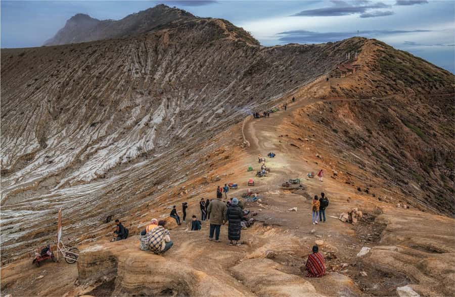 From Bali: Ijen Volcano Sunrise Hike with Transfer & All Fee - Going down for the blue fire