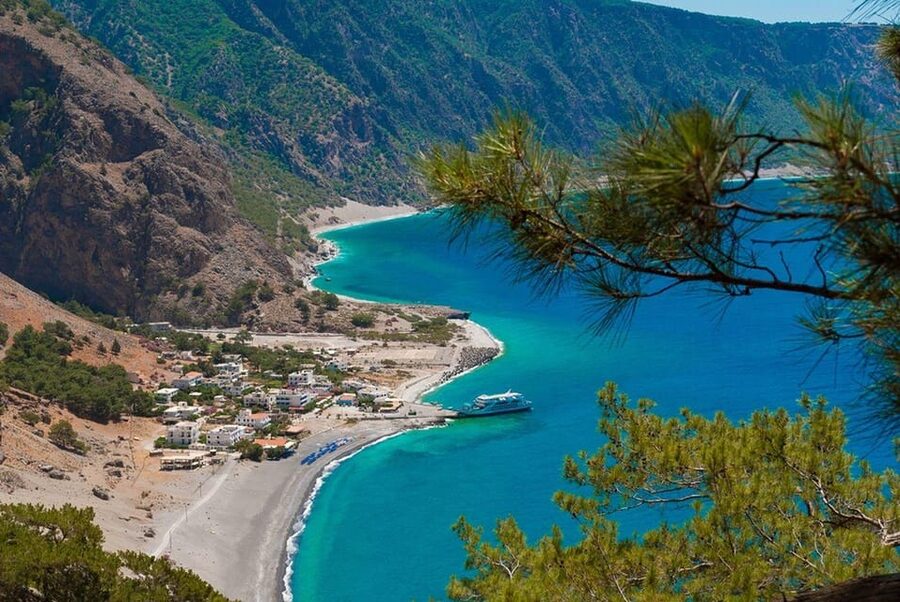From Chania: Samaria Gorge with Professional Hiking Guide - Starting the 16 km descent