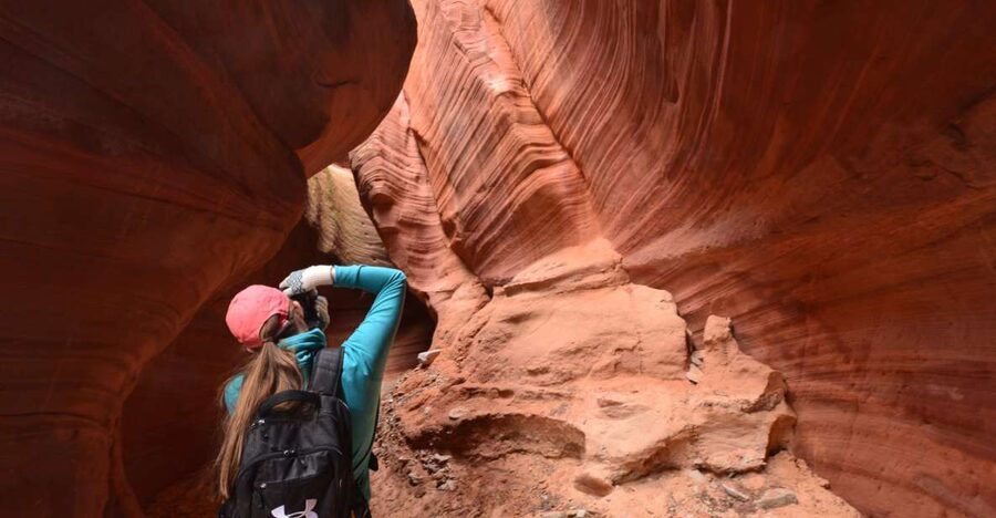 From Kanab: 3-Hour Peek-a-Boo Slot Canyon Hiking/Photo Tour - Walking inside Peek-a-Boo Slot Canyon