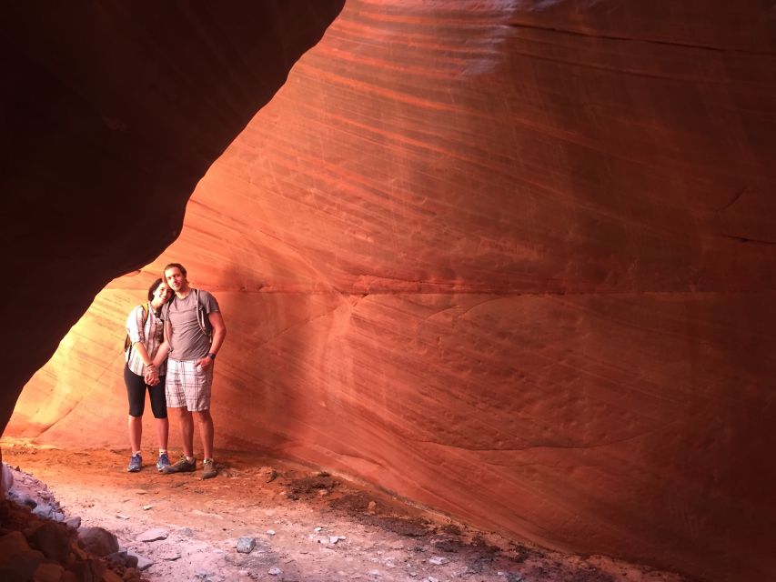 From Kanab: 3-Hour Peek-a-Boo Slot Canyon Hiking/Photo Tour - Why the small group matters for photography