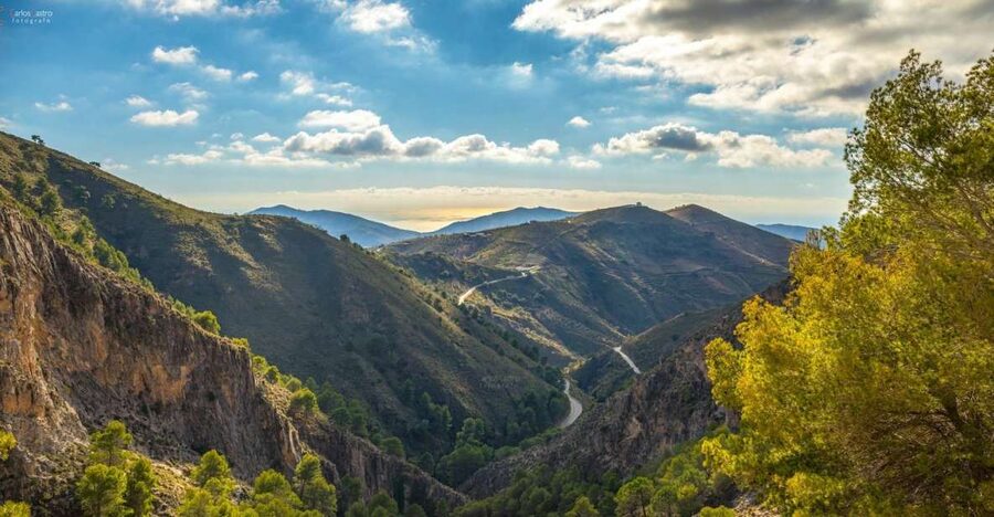 From Málaga: El Saltillo Gorge and White Village Hiking Tour - Who should book this hike