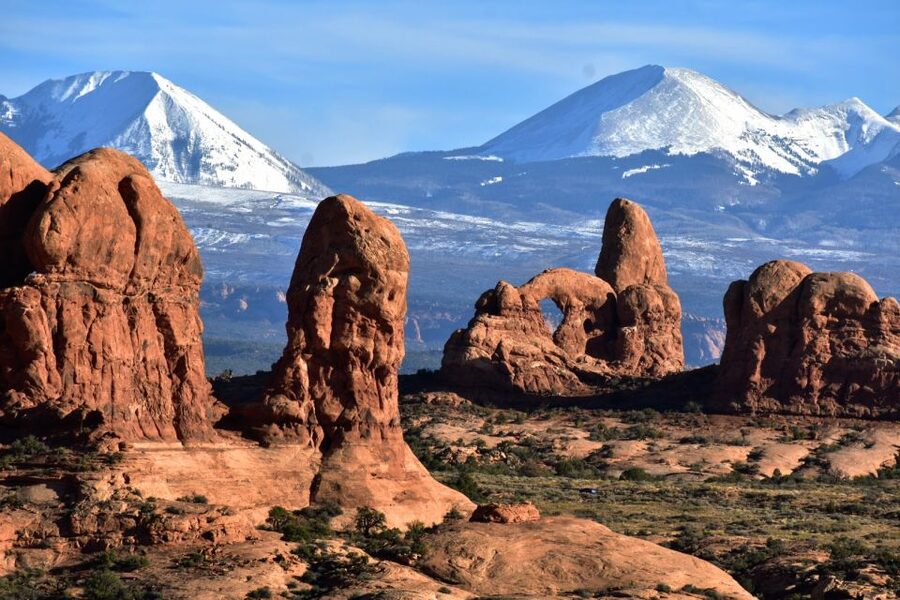 From Moab: Arches National Park 4x4 Drive and Hiking Tour - Sandstone fins, dunes, and the La Sal Mountains