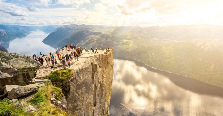 From Stavanger: Pulpit Rock Guided Hike with Pickup - Snacks, berries, and small Norwegian details