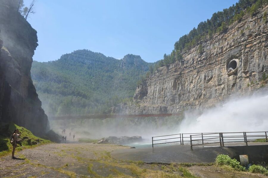 From Valencia: Montanejos Tour with Guided Hike - What the 25°C Fuente de los Baños is like