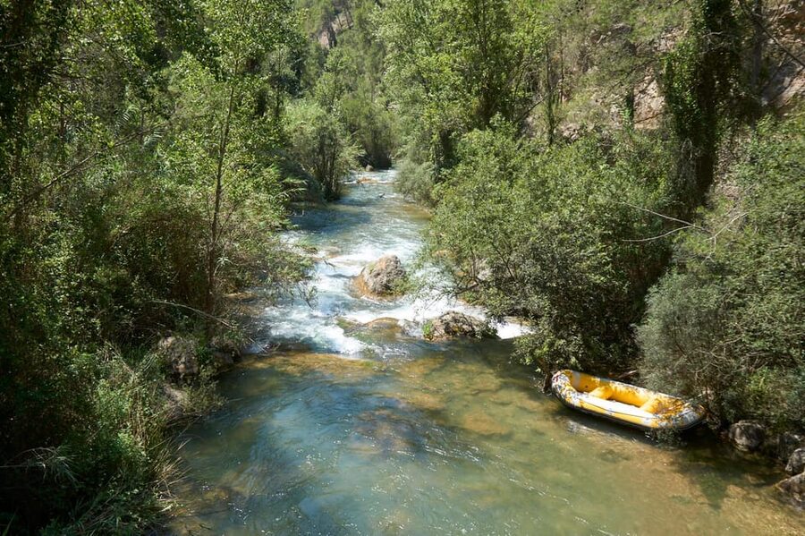 From Valencia: Montanejos Tour with Guided Hike - Group size and the guide experience