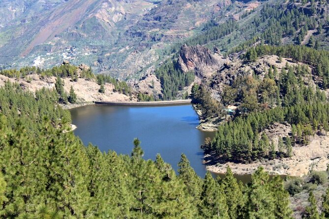 Full day Hiking Gran Canaria Peaks of Gran Canaria - The view toward Roque Nublo and Tenerife