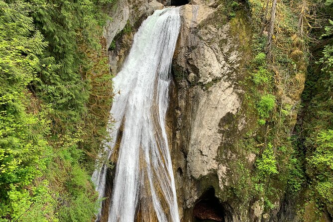 Guided forest hike to Seattle waterfalls incl. Snoqualmie Falls - Borst Lake and the Mount Si view