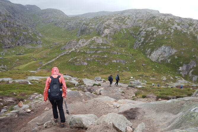 Guided hike to Kjerag and Kjeragbolten - Chains, rain, and the gear you need