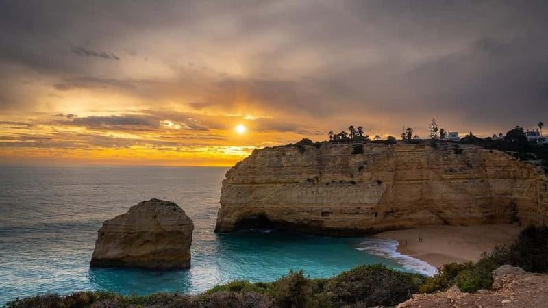 Guided hiking tour on the Seven Hanging Valleys Trail - Marinha’s arches and the karst coast