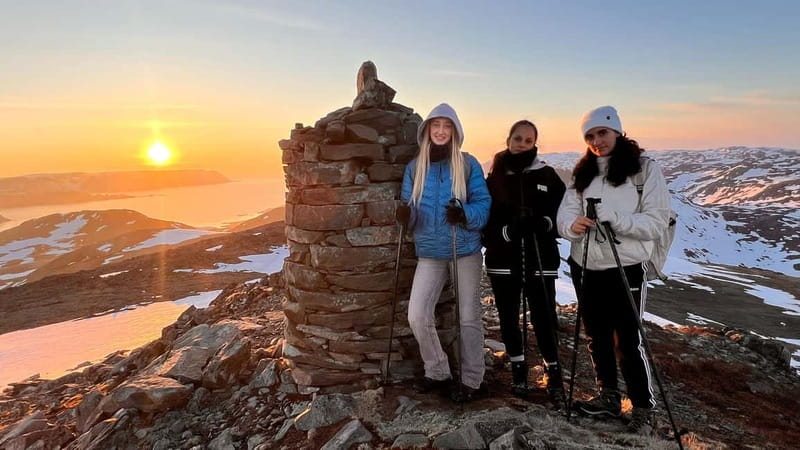 Honningsvåg: Hiking Tour. Arctic Ocean Views from Mountains - The cabin stop: hot drinks and a real pause