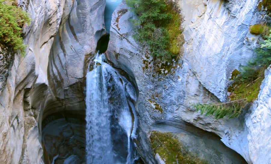 Jasper: Wildlife and Waterfalls Tour with Lakeshore Hike - Medicine Lake, a strange mountain water system