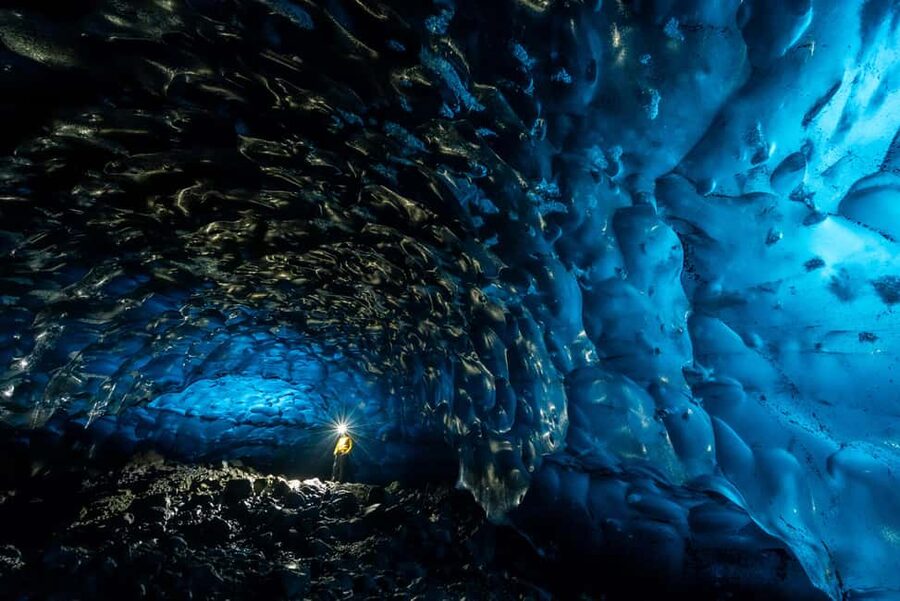 Jökulsárlón: Glacier Hike to a Remote Ice Cave - Meeting at Jökulsárlón and riding into the glacier country