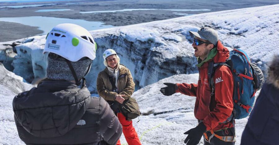 Jökulsárlón: Vatnajökull Glacier Guided Hiking Tour - Meeting at Jökulsárlón and gearing up