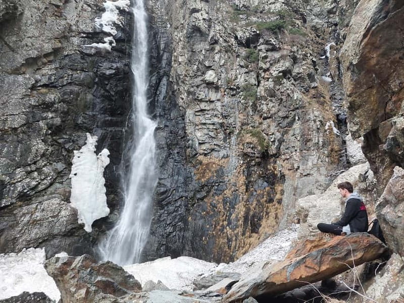 Kazbegi: Gveleti Waterfall Guided Hike - Reaching Gveleti From Kazbegi
