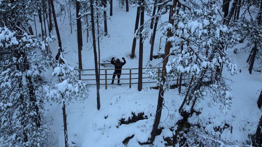Korouoma: Frozen Waterfall Hiking Tour - The fire, barbecue, and hot berry drink