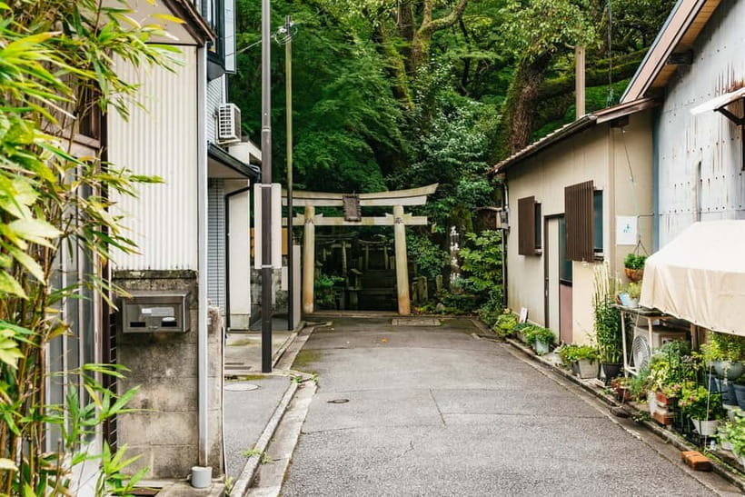 Kyoto: 3-Hour Fushimi Inari Shrine Hidden Hiking Tour - Arriving at Fushimi Inari’s famous gates