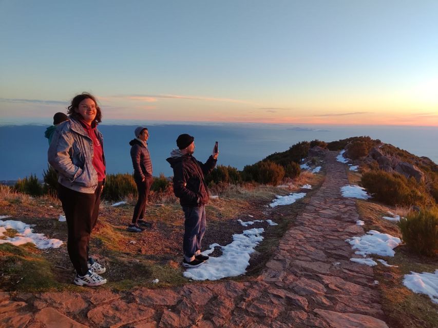 Madeira: Pico Ruivo Guided Sunrise Hike with Hotel Pickup - Tea, a granola bar, and a short rest