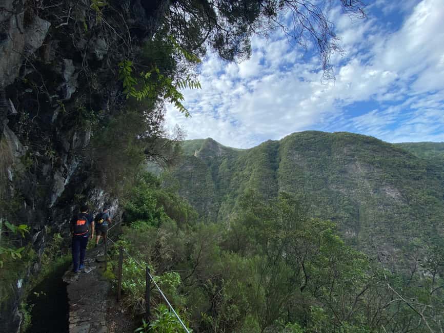 Madeira: PR 9 - Levada do Caldeirão Verde Hike Transfer - The levada route through forest and cliffs