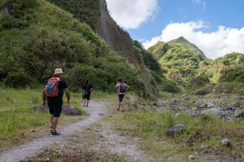 Manila: Mount Pinatubo 4X4 & Hiking Trip - Hiking between the mudflow slopes