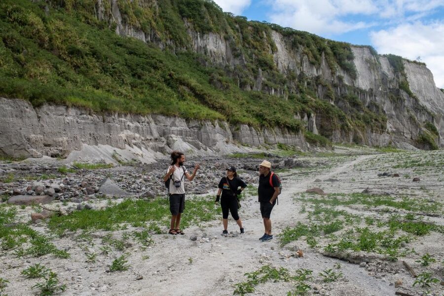 Manila: Mount Pinatubo 4X4 & Hiking Trip - Reaching the turquoise crater lake