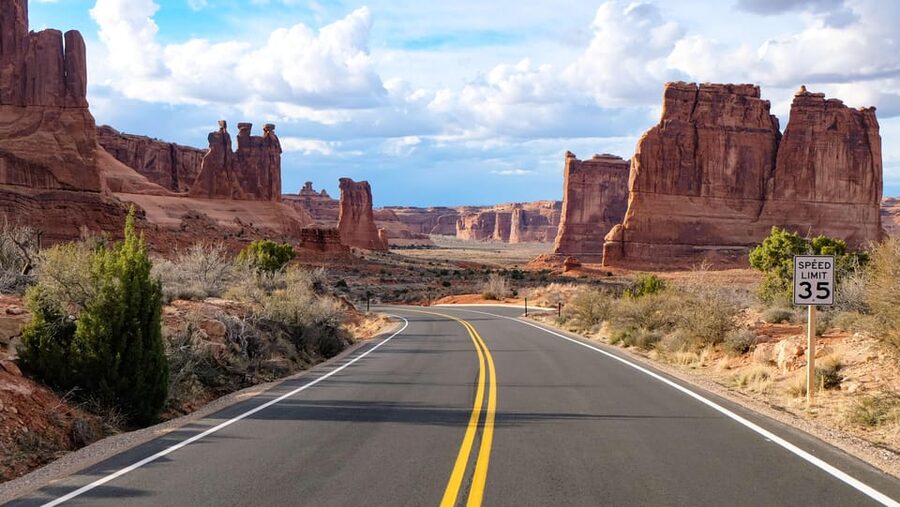 Moab: Arches National Park Sightseeing Tour - Snacks, drinks, and small-group comfort