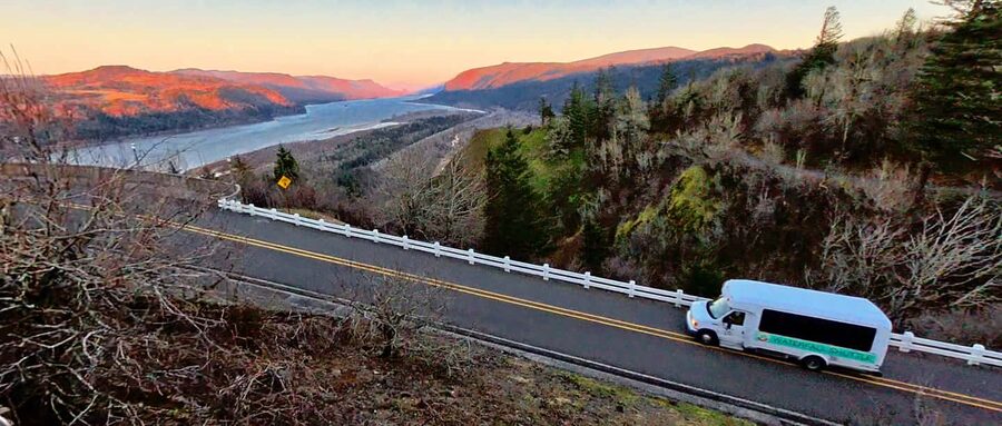 Multnomah Falls: Sunset Hike and Waterfalls Guided Tour - Crown Point Vista House at sunset