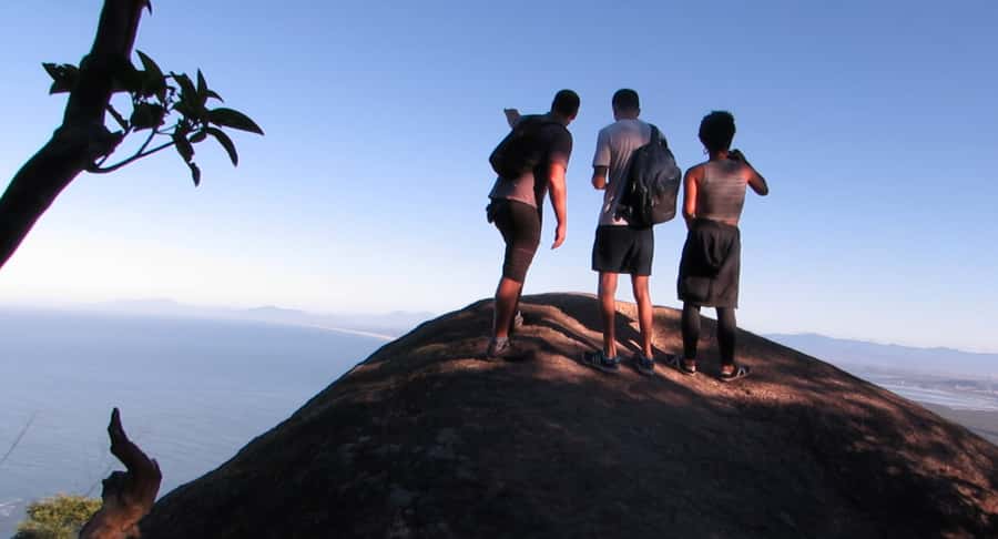 Pedra do Telégrafo Hike and Beach Full-Day Tour - Guides, group pace, and photography