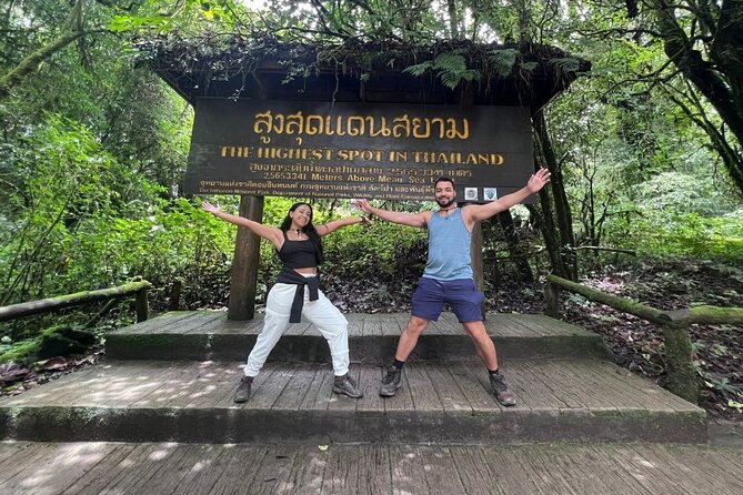 Private Tour to Doi Inthanon including Twins Pagodas and Hiking - Lunch keeps the day grounded