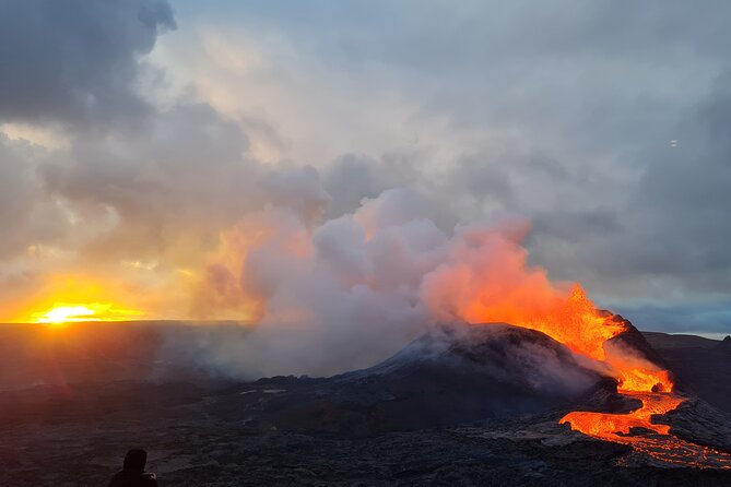 Small Group Volcano Hike with a Professional Geologist - Small group promise and guide quality