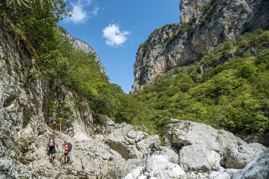 Zagori: Vikos Gorge full-day guided hike - Starting in Monodendri with a steep descent